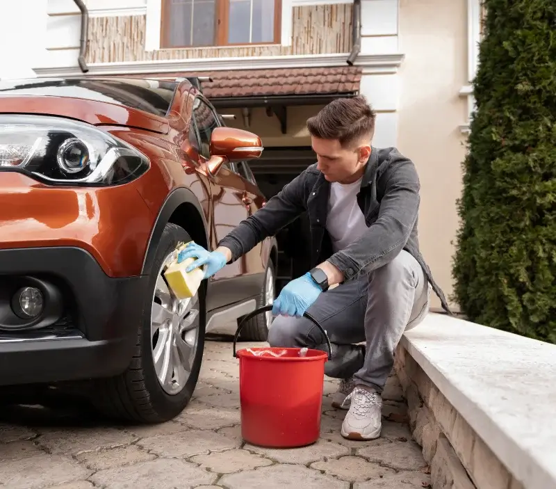 Lavage auto à domicile Veauche : professionnel intervenant sur un véhicule